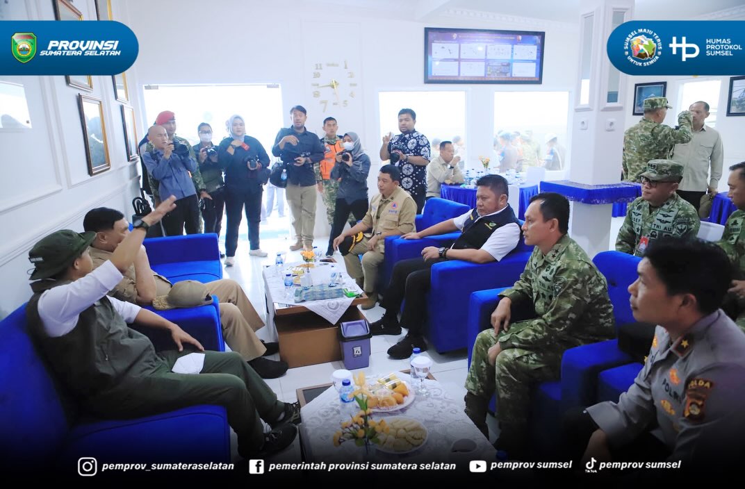 Palembang - Gubernur Sumatera Selatan H. Herman Deru menyambut Menteri Koordinator Bidang Politik dan Keamanan RI, Menteri Kehutanan dan Kepala BNPB tiba di Palembang. Jumat (18/09/2026).