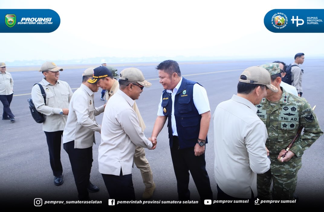 Palembang - Gubernur Sumatera Selatan H. Herman Deru menyambut Menteri Koordinator Bidang Politik dan Keamanan RI, Menteri Kehutanan dan Kepala BNPB tiba di Palembang. Jumat (18/09/2026).