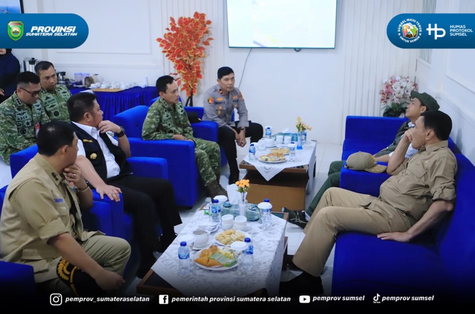 Palembang - Gubernur Sumatera Selatan H. Herman Deru menyambut Menteri Koordinator Bidang Politik dan Keamanan RI, Menteri Kehutanan dan Kepala BNPB tiba di Palembang. Jumat (18/09/2026).