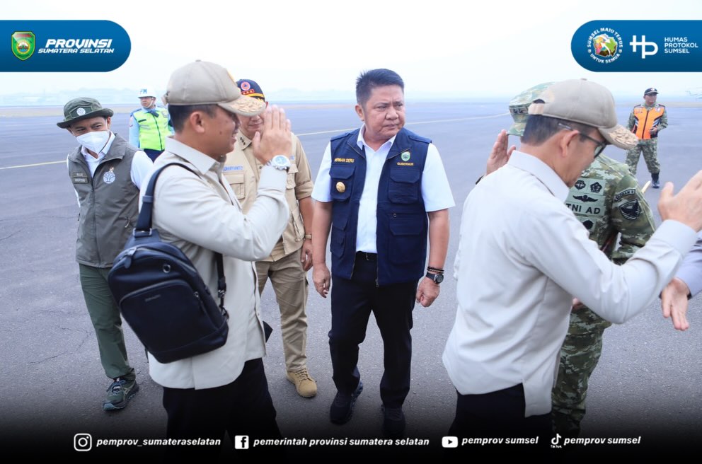 Palembang - Gubernur Sumatera Selatan H. Herman Deru menyambut Menteri Koordinator Bidang Politik dan Keamanan RI, Menteri Kehutanan dan Kepala BNPB tiba di Palembang. Jumat (18/09/2026).
