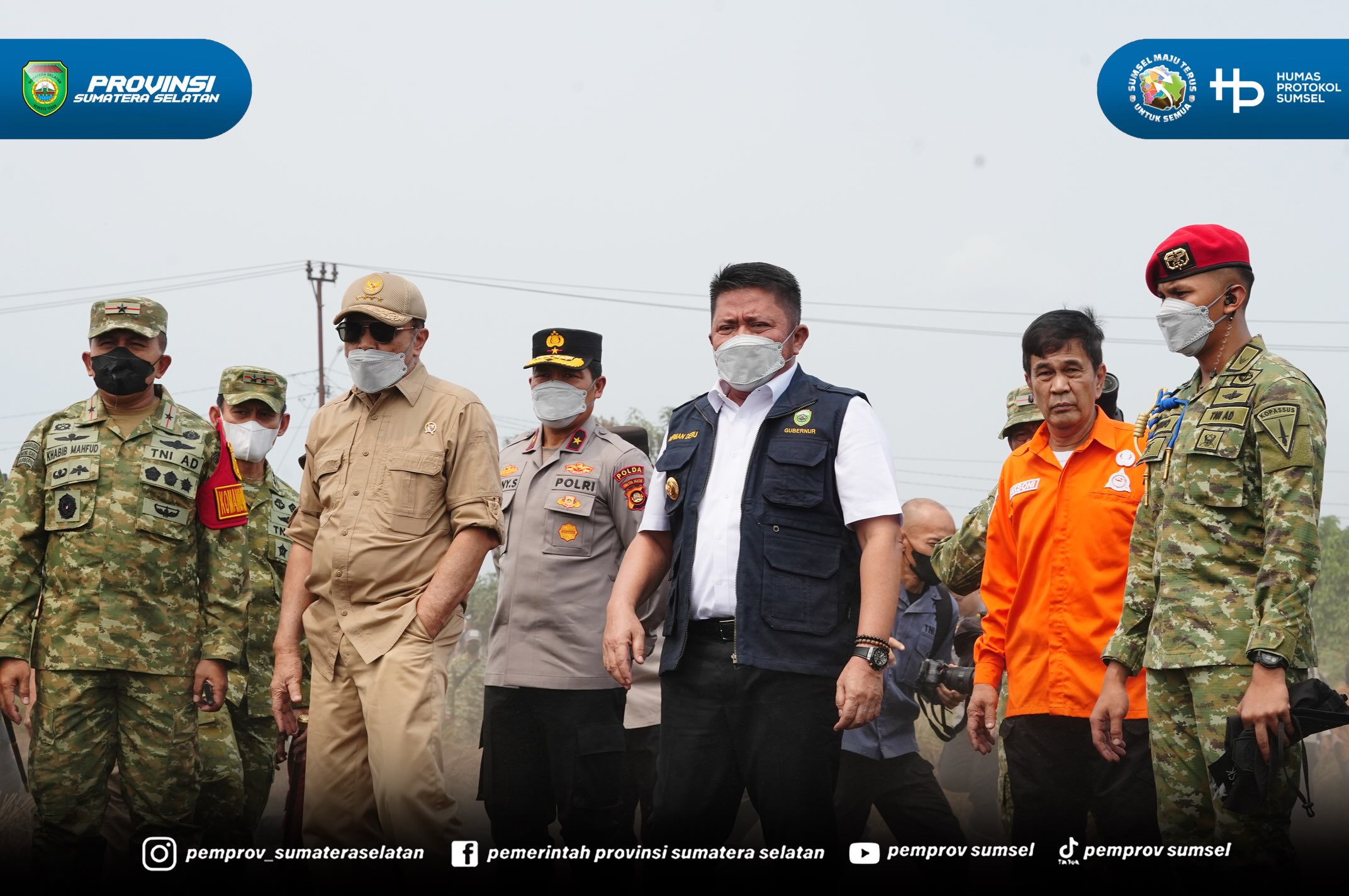 Palembang – Gubernur Sumsel Dr. H. Herman Deru mendampingi Menteri Koordinator Bidang Politik dan Keamanan (Menko Polkam) Republik Indonesia (RI) Jendral TNI (Purn) Djamari Chaniago, Kepala Badan Penanggulangan Bencana Nasional (BNPB) Letjen TNI S...