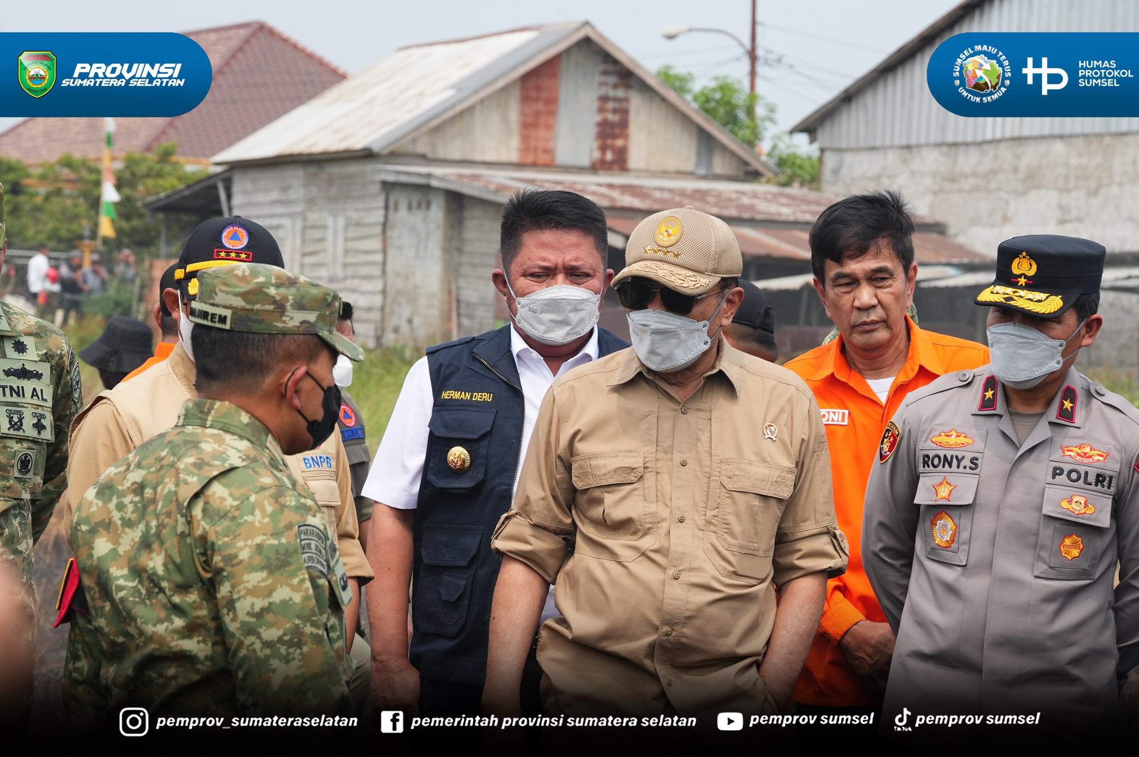 Palembang – Gubernur Sumsel Dr. H. Herman Deru mendampingi Menteri Koordinator Bidang Politik dan Keamanan (Menko Polkam) Republik Indonesia (RI) Jendral TNI (Purn) Djamari Chaniago, Kepala Badan Penanggulangan Bencana Nasional (BNPB) Letjen TNI S...