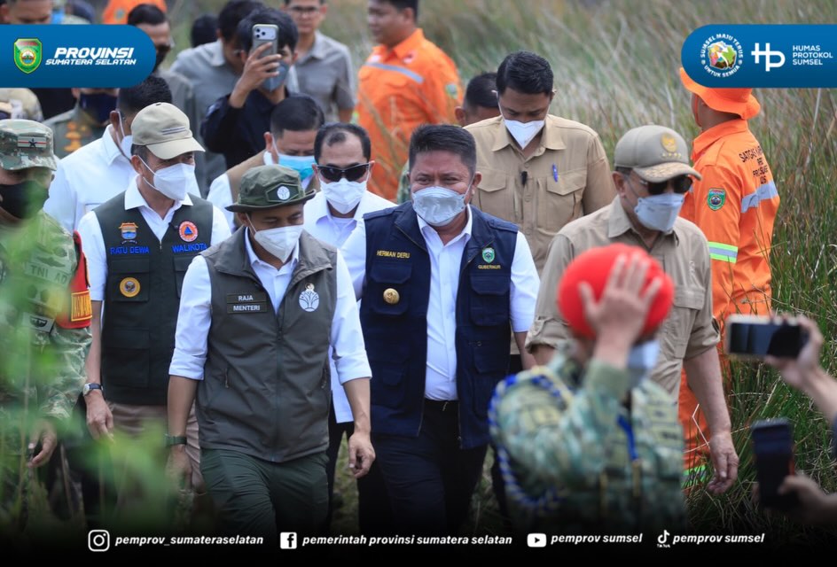 Palembang – Gubernur Sumsel Dr. H. Herman Deru mendampingi Menteri Koordinator Bidang Politik dan Keamanan (Menko Polkam) Republik Indonesia (RI) Jendral TNI (Purn) Djamari Chaniago, Kepala Badan Penanggulangan Bencana Nasional (BNPB) Letjen TNI S...