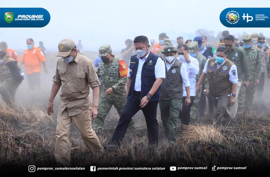 Palembang – Gubernur Sumsel Dr. H. Herman Deru mendampingi Menteri Koordinator Bidang Politik dan Keamanan (Menko Polkam) Republik Indonesia (RI) Jendral TNI (Purn) Djamari Chaniago, Kepala Badan Penanggulangan Bencana Nasional (BNPB) Letjen TNI S...