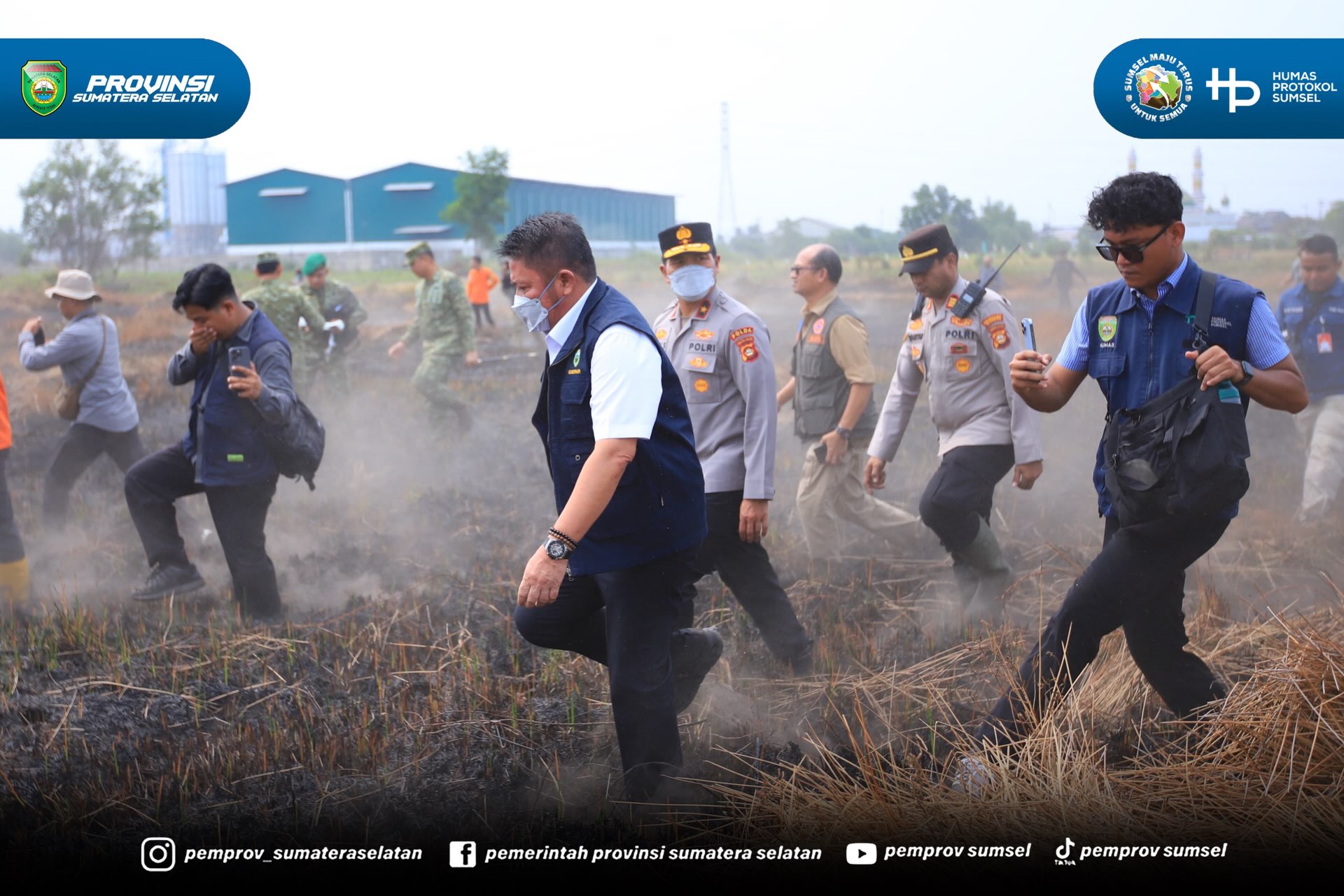 Palembang – Gubernur Sumsel Dr. H. Herman Deru mendampingi Menteri Koordinator Bidang Politik dan Keamanan (Menko Polkam) Republik Indonesia (RI) Jendral TNI (Purn) Djamari Chaniago, Kepala Badan Penanggulangan Bencana Nasional (BNPB) Letjen TNI S...
