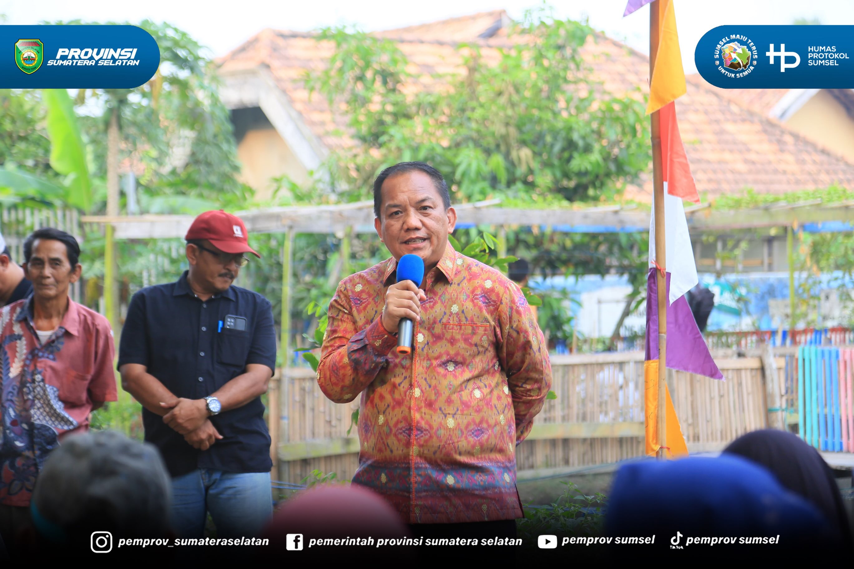 Palembang - Sekretaris Daerah Sumsel H. Edward Candra menyerahkan Bantuan GSMP Tahun 2026 di KWT Barokah Kecamatan Plaju Kota Palembang. Minggu (20/09/2026).