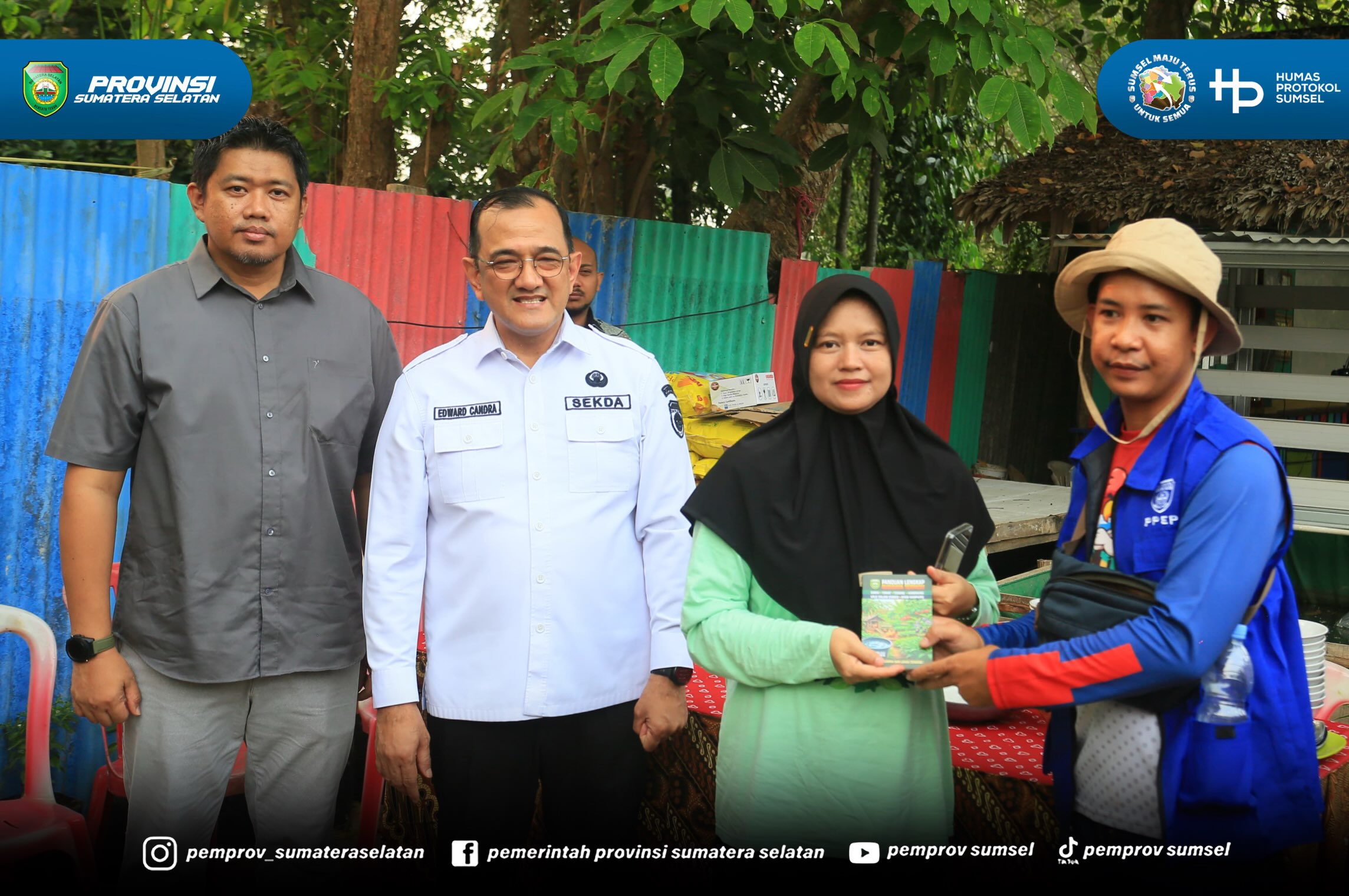 Palembang - Sekretaris Daerah Sumsel H. Edward Candra menyerahkan Bantuan GSMP Tahun 2026 di KWT Barokah Kecamatan Plaju Kota Palembang. Minggu (20/09/2026).