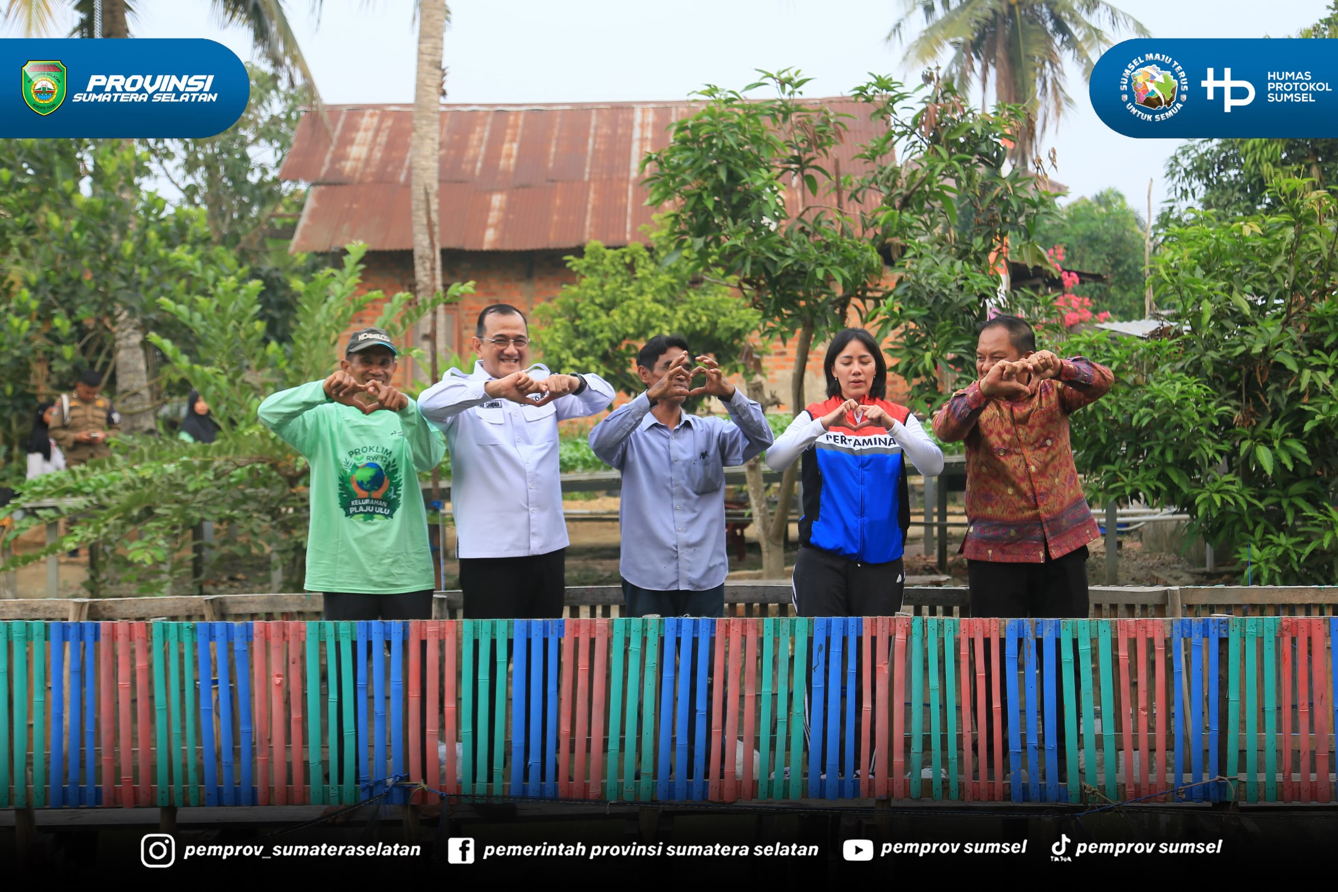 Palembang - Sekretaris Daerah Sumsel H. Edward Candra menyerahkan Bantuan GSMP Tahun 2026 di KWT Barokah Kecamatan Plaju Kota Palembang. Minggu (20/09/2026).