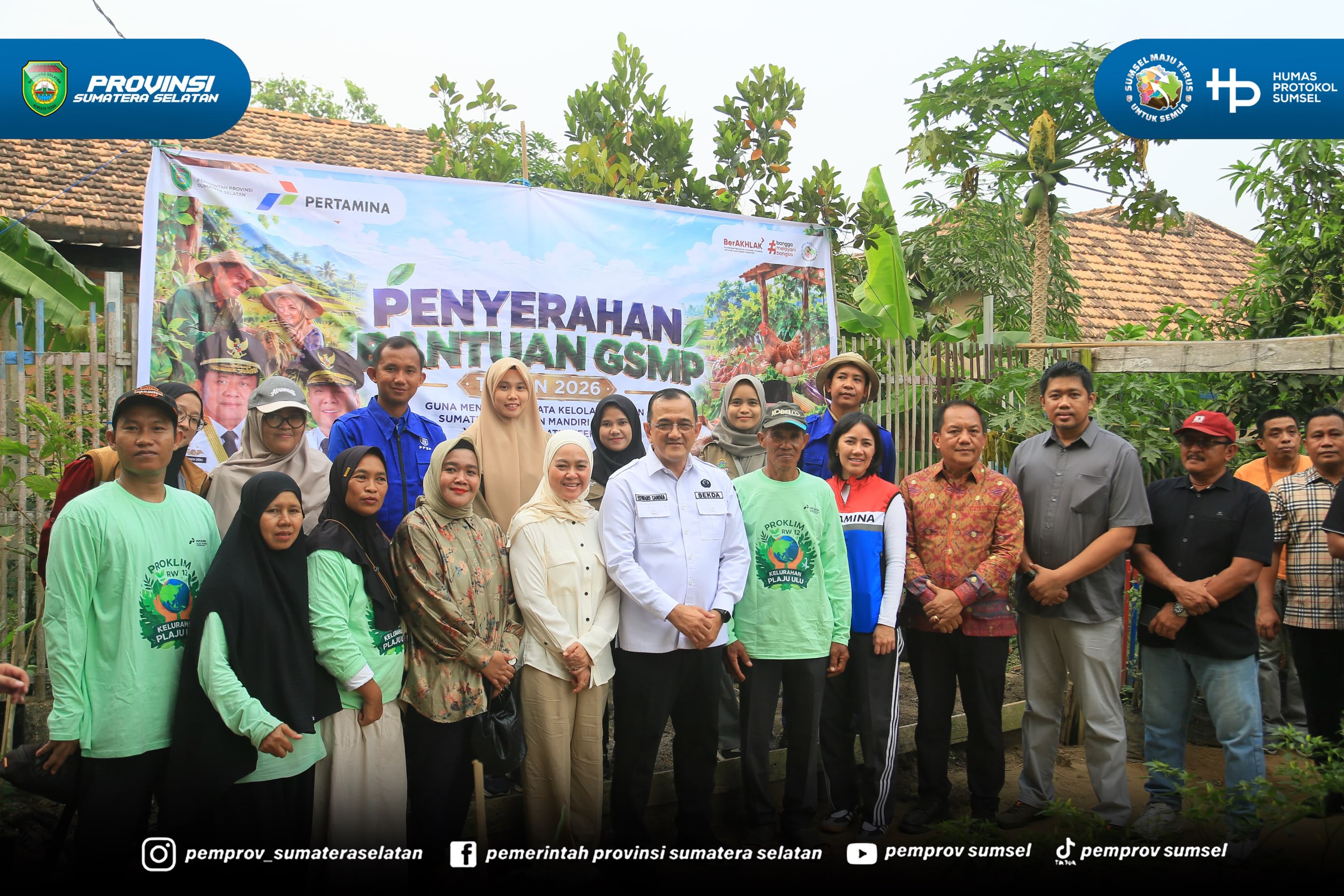 Palembang - Sekretaris Daerah Sumsel H. Edward Candra menyerahkan Bantuan GSMP Tahun 2026 di KWT Barokah Kecamatan Plaju Kota Palembang. Minggu (20/09/2026).