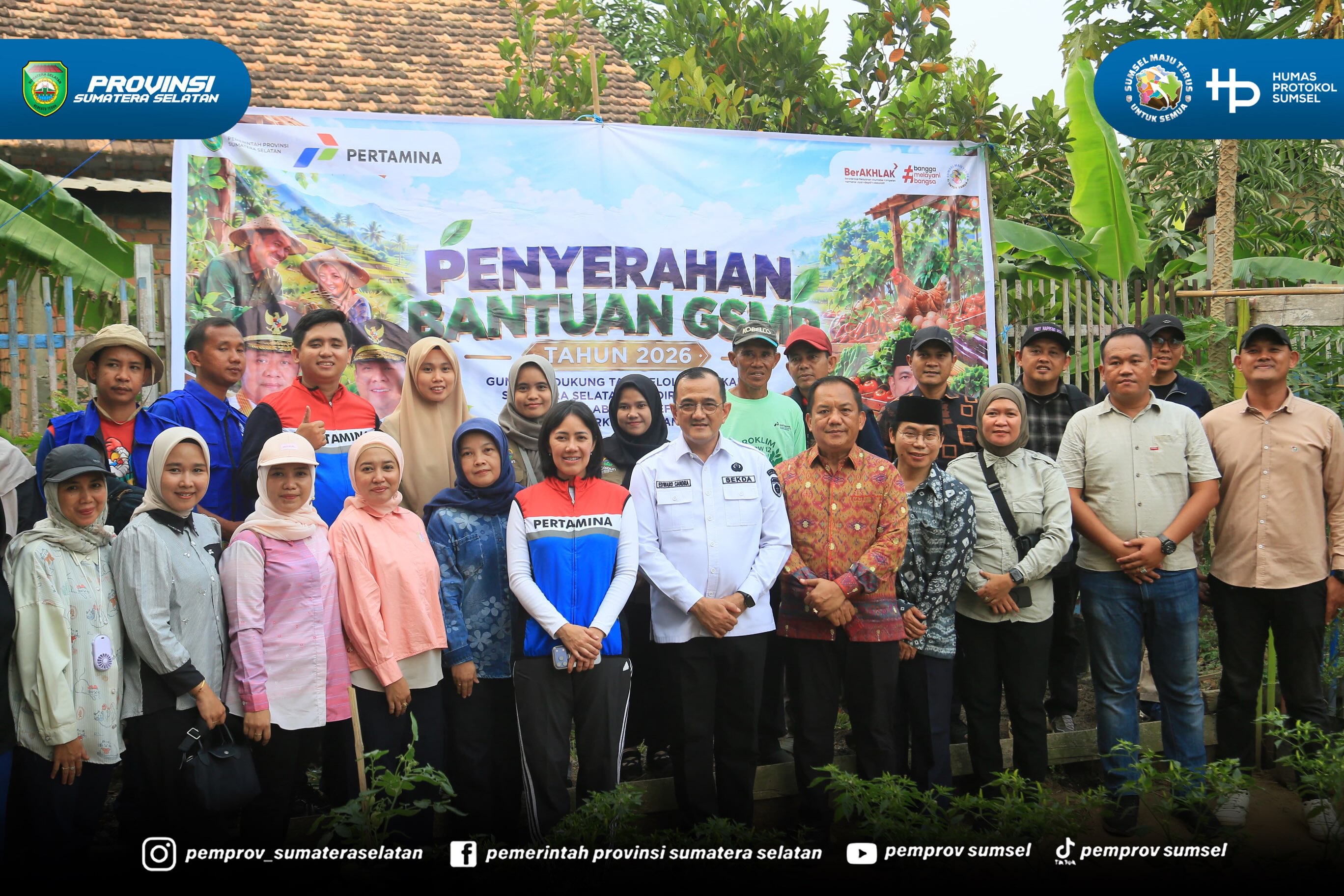 Palembang - Sekretaris Daerah Sumsel H. Edward Candra menyerahkan Bantuan GSMP Tahun 2026 di KWT Barokah Kecamatan Plaju Kota Palembang. Minggu (20/09/2026).