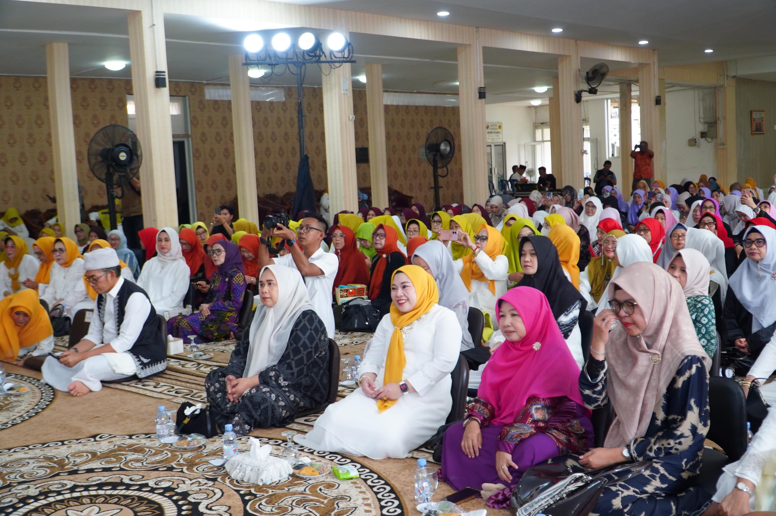 Buka Kajian Tafsir Al-Qur'an BKOW, Cik Ujang Tekankan Peran Strategis Perempuan Bangun Keluarga dan Dukung GSMP - gambar 3