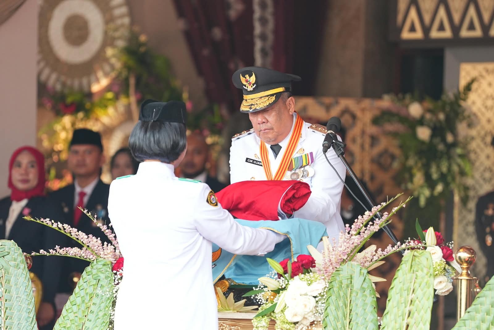 Wakil Gubernur Sumsel Cik Ujang Pimpin Upacara Penurunan Bendera HUT RI ke-81 di Griya Agung Palembang
